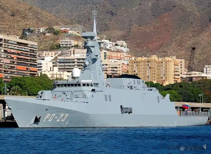 委内瑞拉致电北京后，派大批军舰出现护油轮出港，考验白宫的时候到了！太提气了！