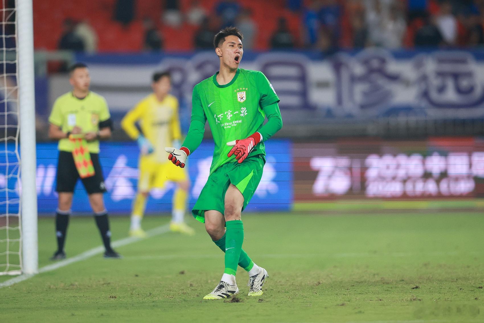 U23国足亚运名单俱乐部分布：蓉城泰山4人最多申花海港铜梁龙3人亚运会官方公布男足项目参赛名单，中国