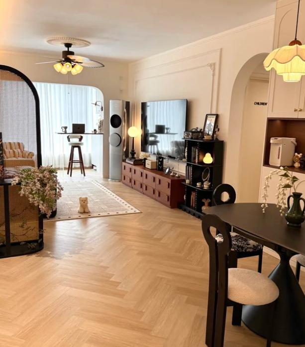 邻居家装修完半年，卫生间外墙就开始起皮发霉。找装修公司返修，人家说是“你家洗澡不