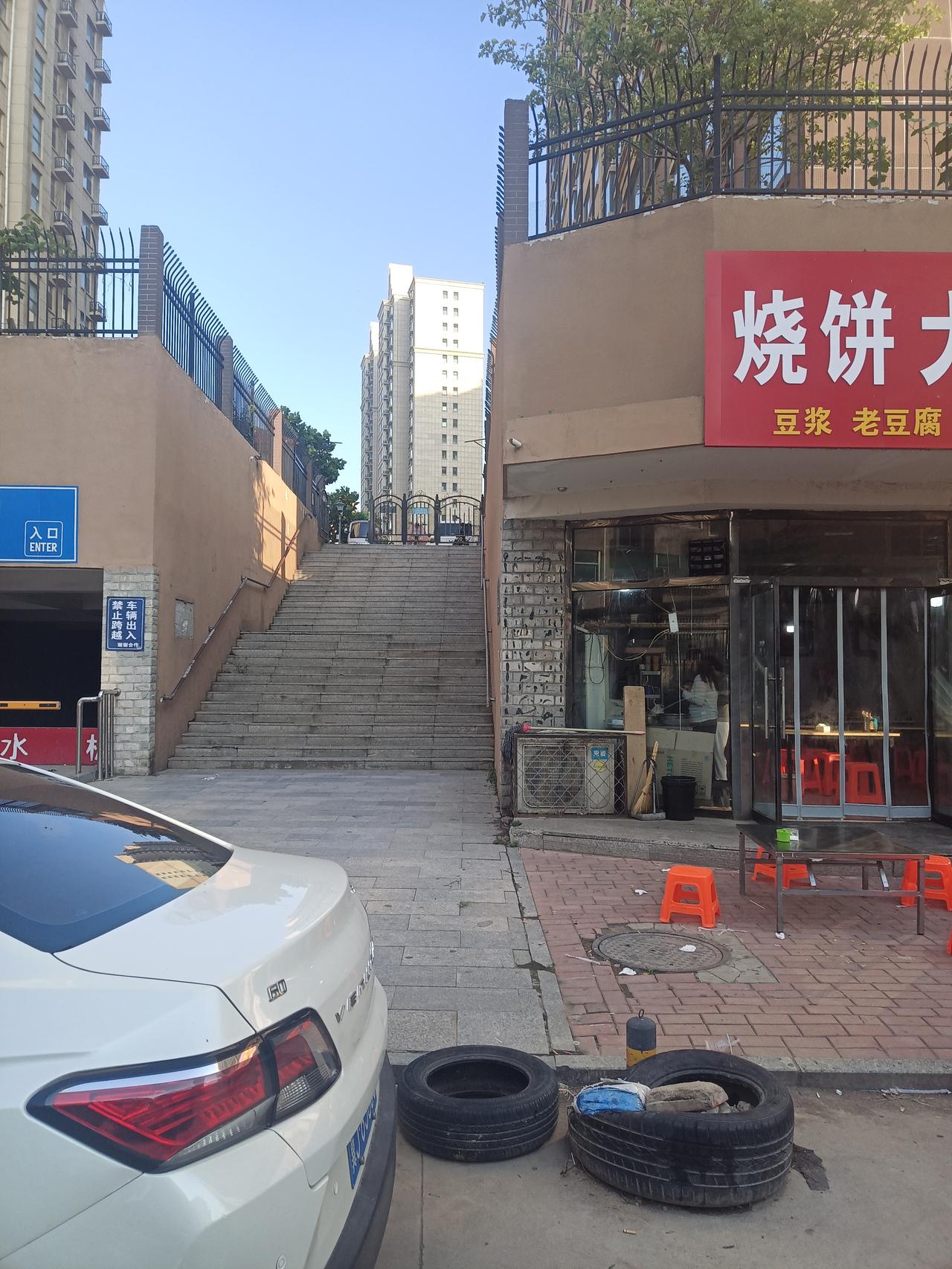 我们学区一共管着五所小学，所有学生加一起顶多六百人。今年春节开学后，镇中心小学