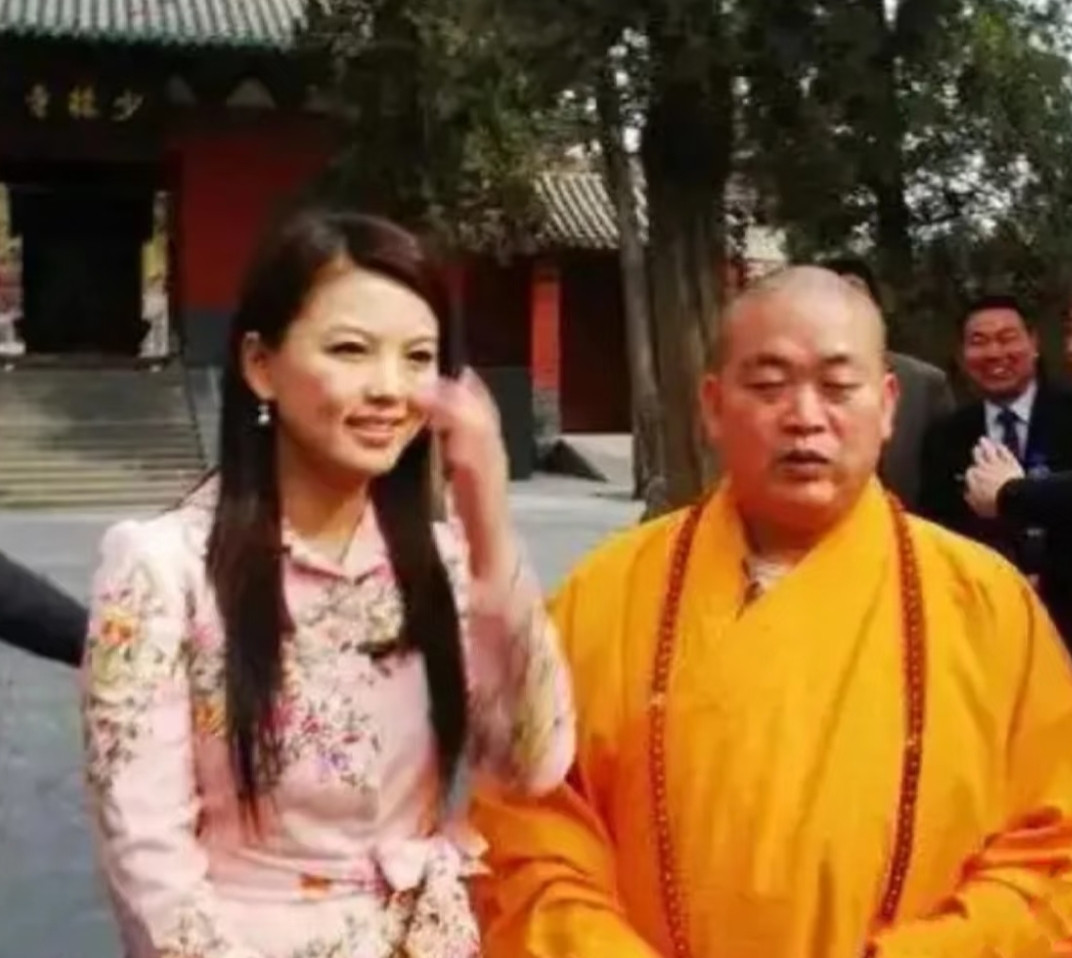释永信当年和一些美女合照的图片画面中释永信看起来老实巴交，根本不像一位喜欢女色