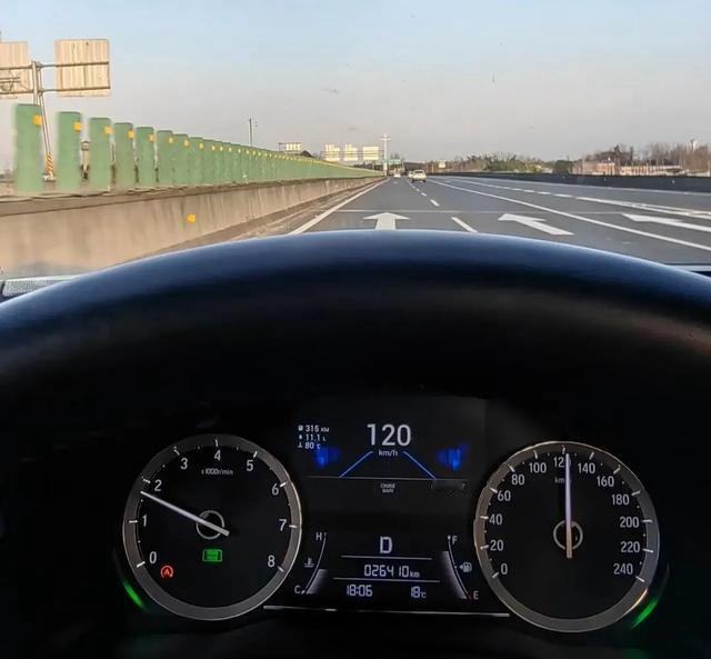 要说我车上最实用的智能化配置，那必须是自适应巡航控制（AdaptiveCrui
