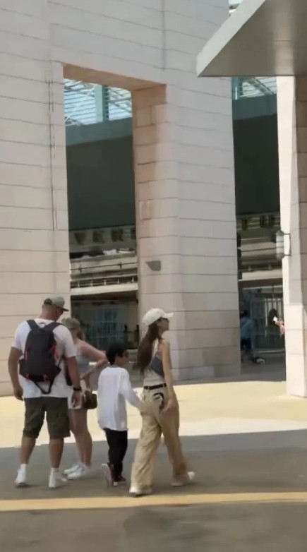 网友偶遇杨颖带着儿子小海绵，在新加坡环球影城附近玩。杨颖一身清凉装扮十分低调，小