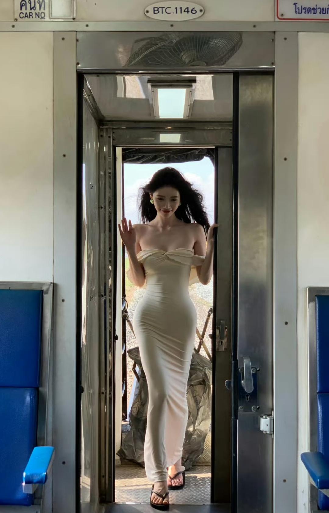 女艺人方媛分享自拍照片。风轻轻吹起长发，姐姐站在车门边挥手的样子，又灵动又撩人