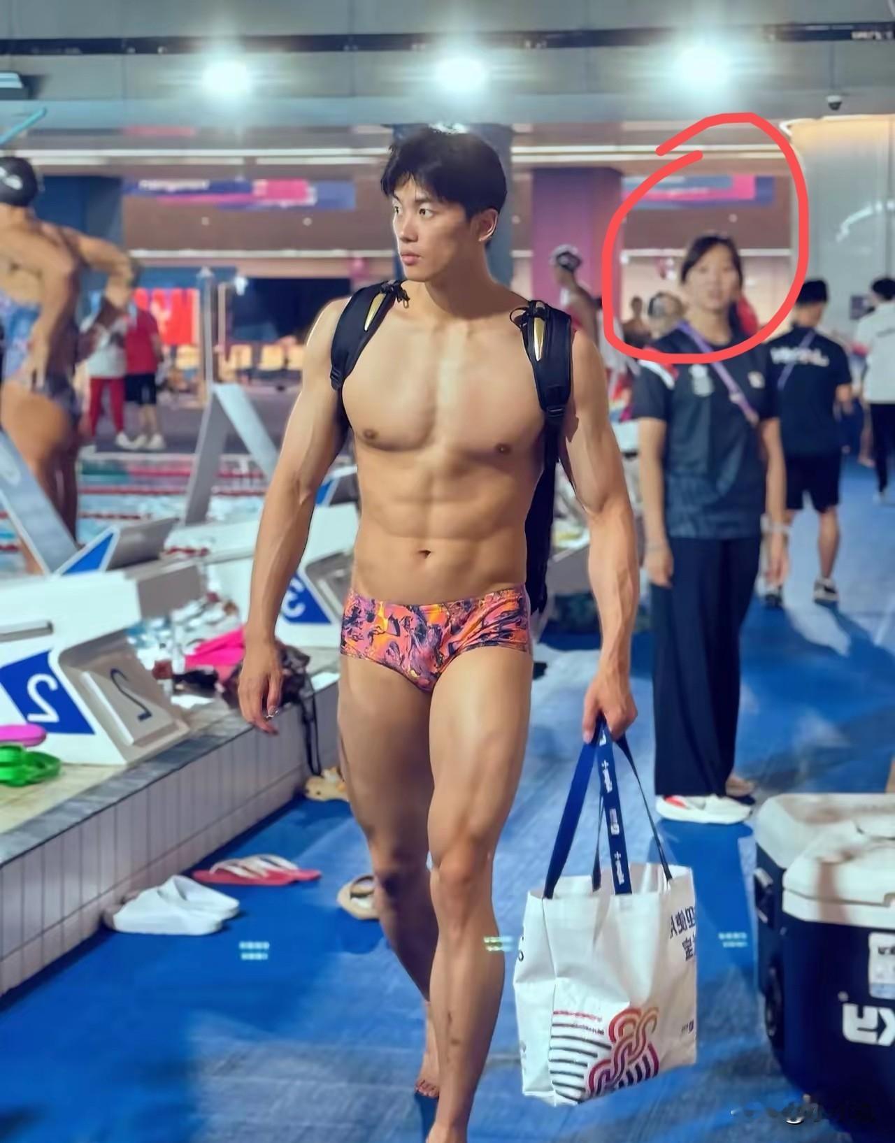 仔细看这个小姐姐的表情，简直是演我本人啊！直勾勾得盯着，就怕错...