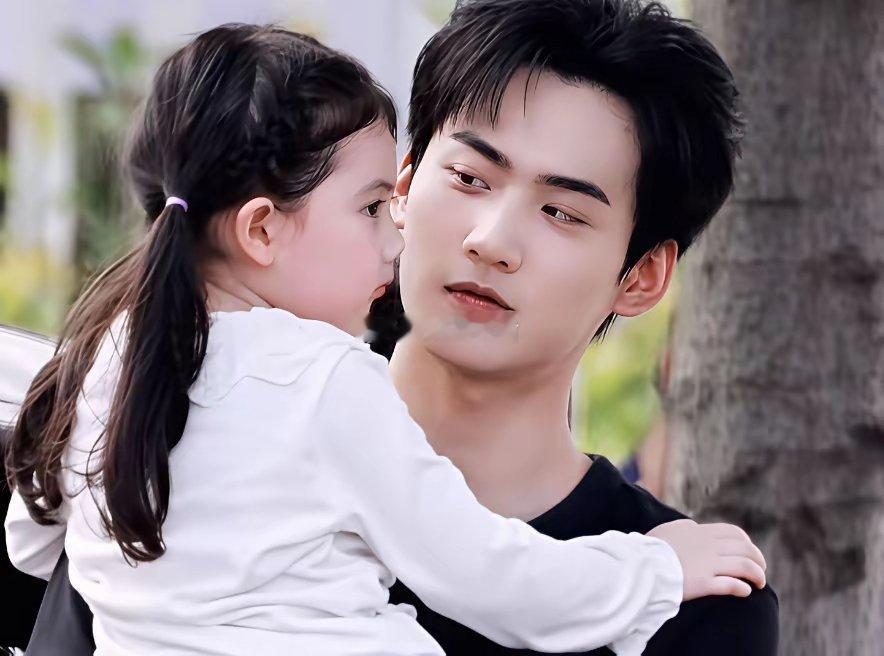 我发现《狙击蝴蝶》大结局蛮有意思的一点那就是，原来在剧中陈晓“友情出演”了。在剧