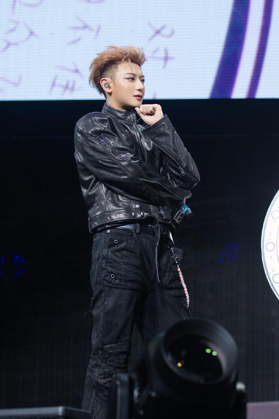 我以为黄子韬不会再当爱豆了，也以为他只想直播赚奶粉钱，万万没想到，原来人家跟