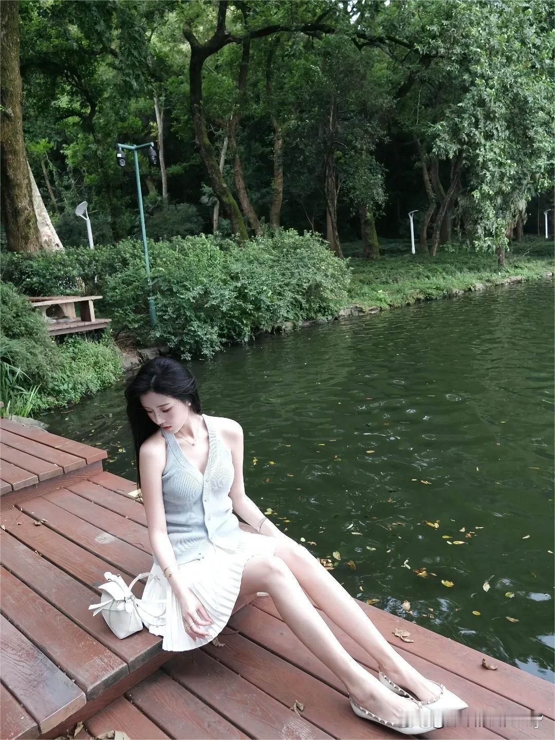 秋日总是自带一种静谧氛围。想象在那绿意盎然的湖畔，她静静地轻倚着，思绪飘远。在