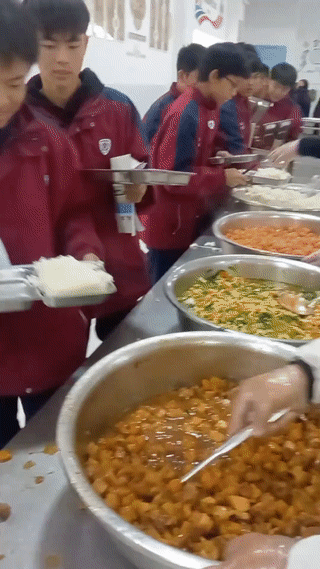 这家学校食堂里的饭菜看起来已经是很不错了。有荤有素，营养非常的丰富。学生们吃