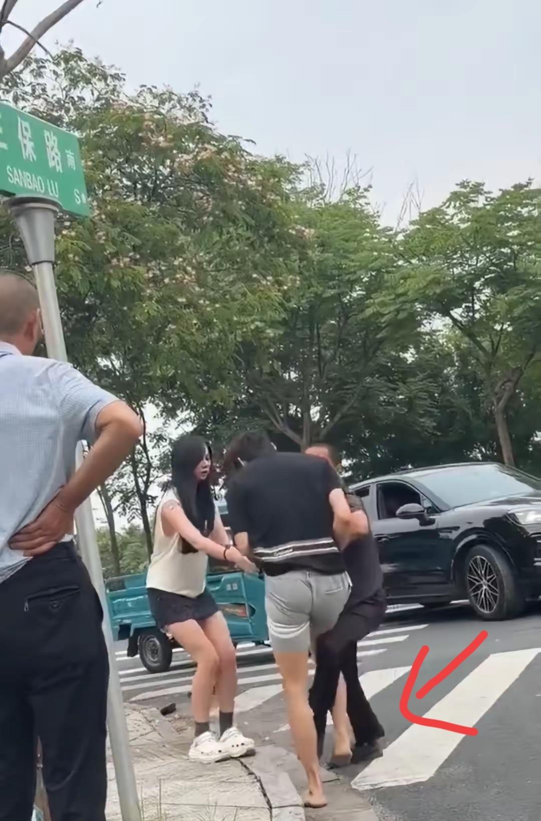 这两天三轮车大爷和保时捷车主起冲突的视频，真把不少网友看愣了。本来大家以为，一个