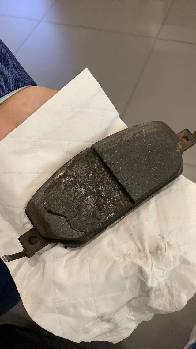 不到一年刹车片裂了最近刹车的时候一直听到有蹦蹦响的声音，去了两趟4儿子，第一次