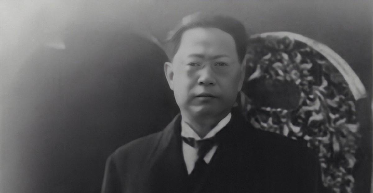 1945年9月下旬，在重庆的沈醉接到戴笠从上海打来的一个长途电话：要他立即把美国