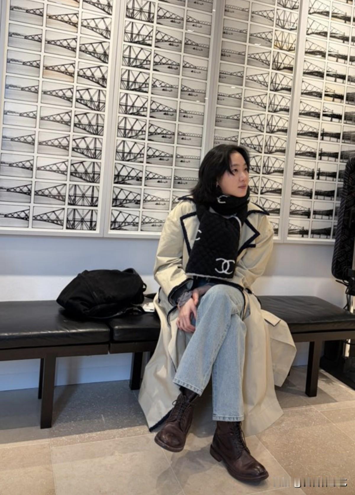 26日，演员金高银在Instagram上上传了多张照片。公开的照片中，金高银身着