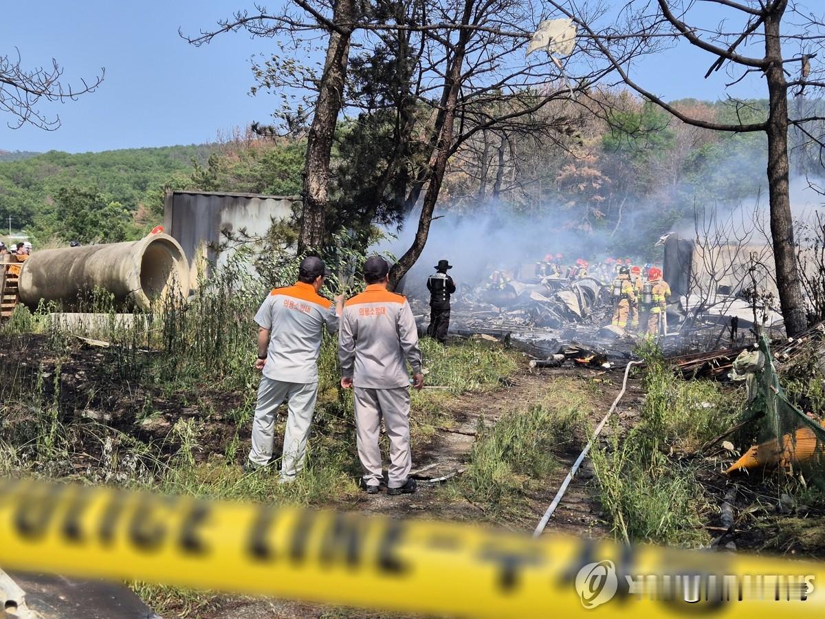 韩国失事飞机，已确认2人死亡，2人生死未卜。不过，看了这个坠机现场，生还的可
