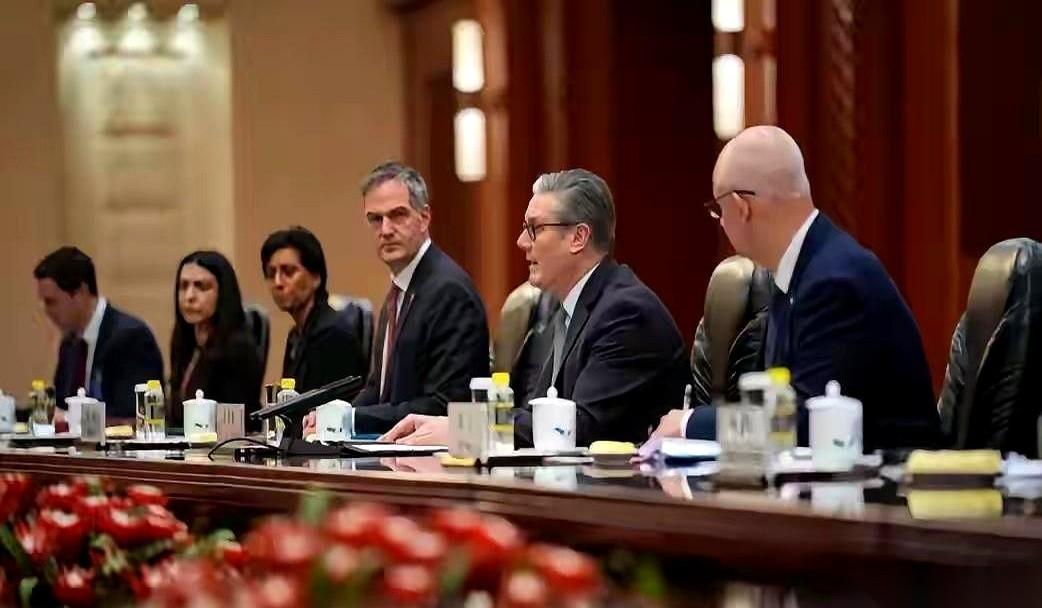 讲个笑话，有人来咱家做客，兜里揣着一次性手机。全程照着稿子念，生怕说错一个字，