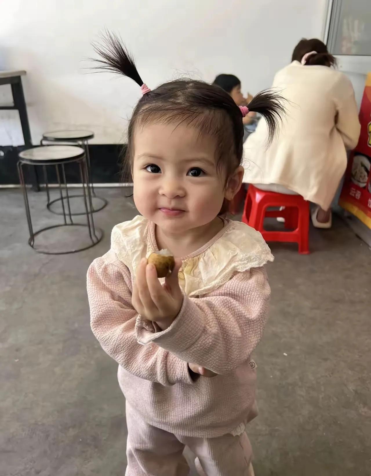 一对夫妻结婚多年都没有怀孕，四处求医问药也不见好转。万不得已领养了一个女孩，没想