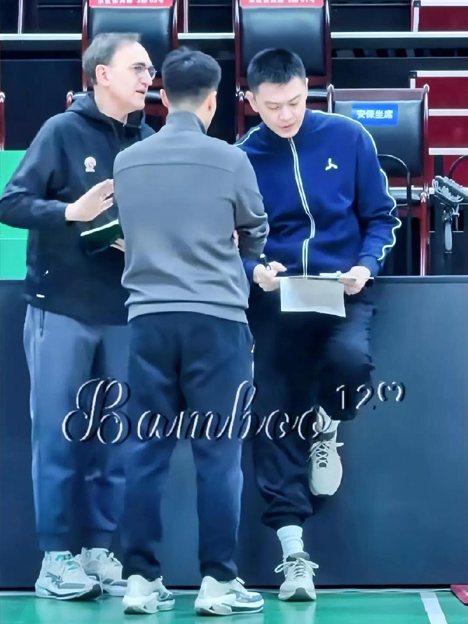前辽宁队主教练杨鸣最近一句：“枪已上镗，准备再岀发！永远不要低估一颗冠军的心！"