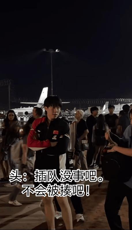 王楚钦又幽默了：插队没事吧，不会挨揍吧！[呲牙笑]大头出去拍城市宣传照了，因为要