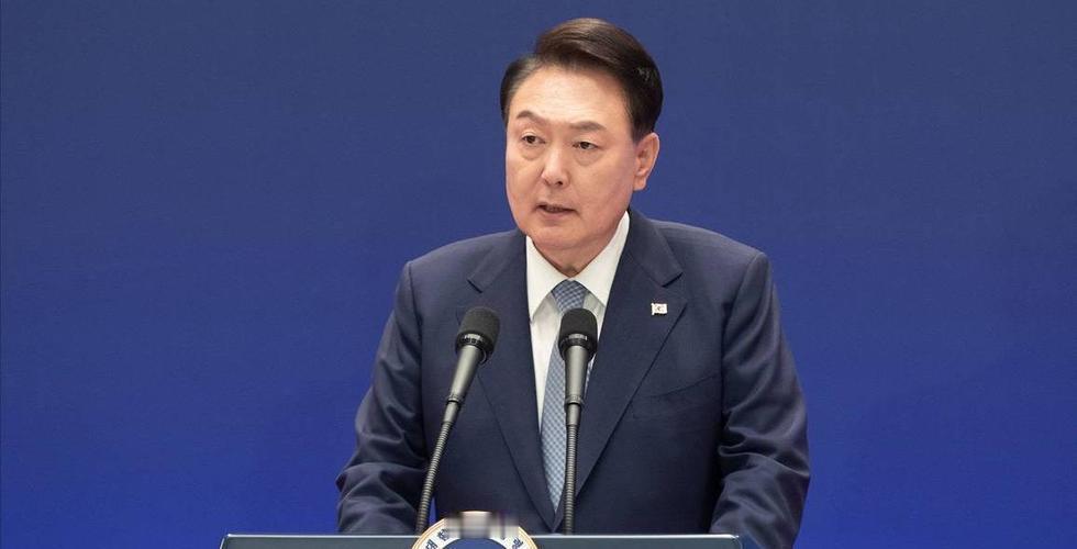 同是阶下囚，夫妻相见却形同陌路？4月14日首尔中央地方法院的庭审上，尹锡悦与金建