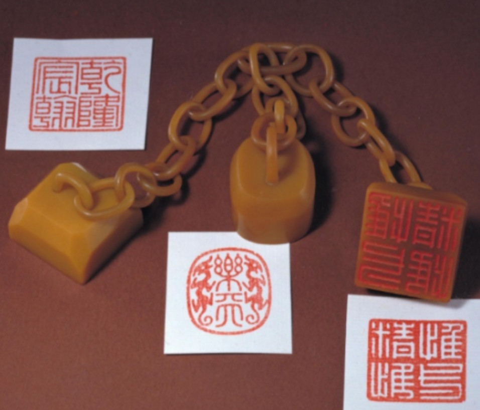 1950年，接受改造的溥仪听到“抗美援朝”的消息，当即撕开棉衣，大声说道：“这是