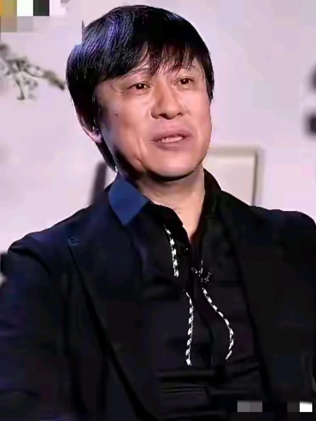 哇塞，那个曾经帅气逼人的解晓东也老了：眉毛疏淡，眼睛凹陷，皮松肉垮，薄发遮眉，鼻