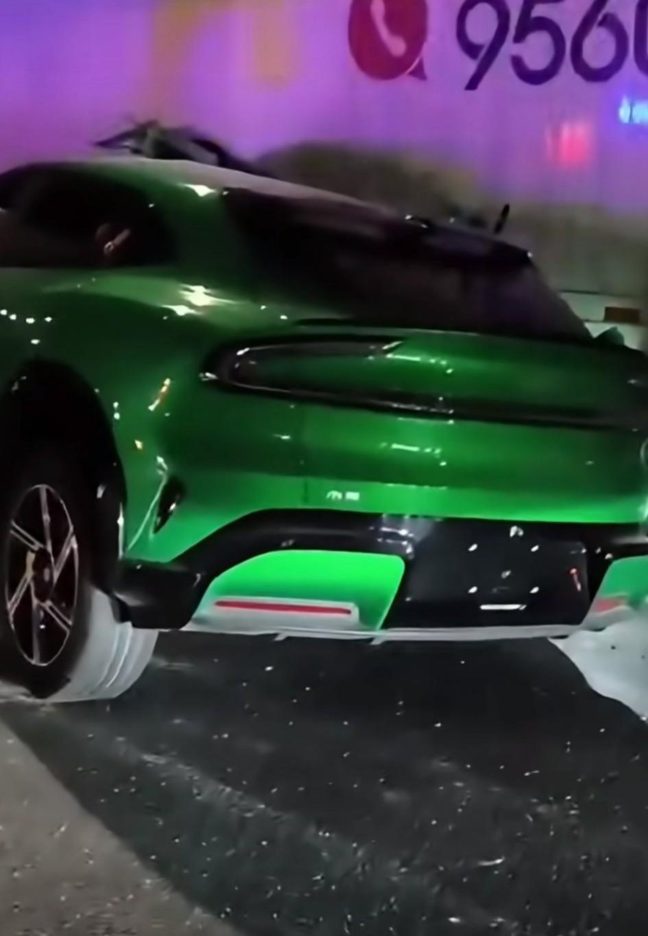 某米愚妻跟大货车发生碰撞，右面半边都快被削没了，但愿副驾驶位上当时没有人！这还