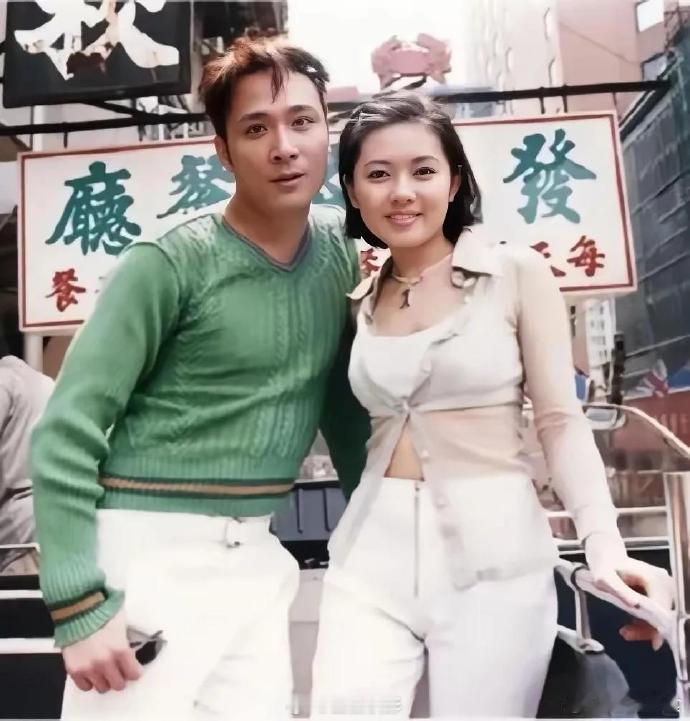 这张照片拍摄于1996年，吴镇宇与李丽珍年轻时的留影旧照。​​​​