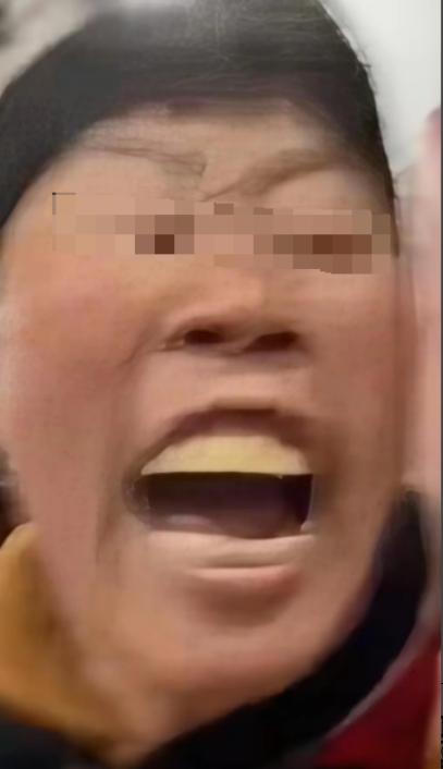 “好心办坏事！”河南郑州，一家人把刚满6天的宝宝抱到窗边晒光，奶奶伸手去按宝宝胸