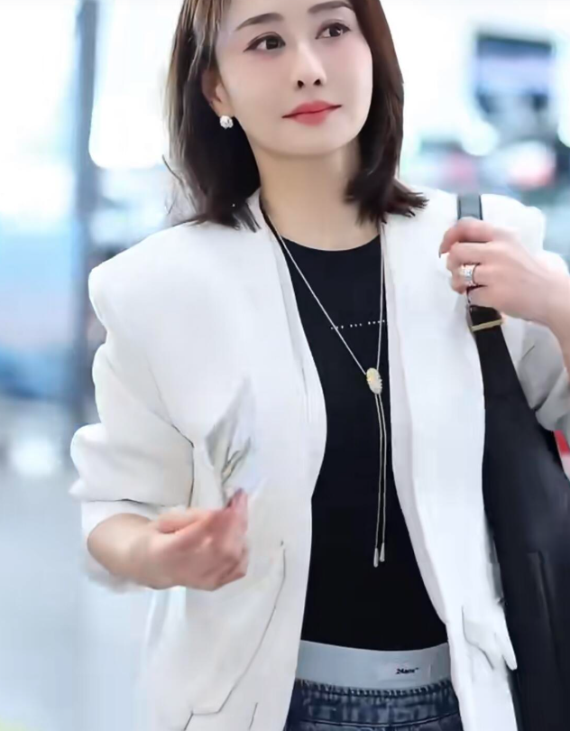 陈德容剪了短发后年轻20岁穿白色西装+牛仔裤好高级，差点认不出！