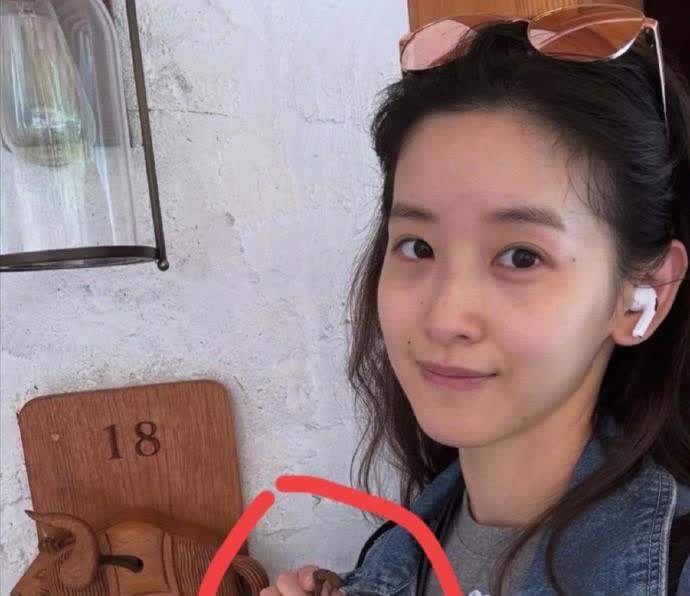 我发现章泽天有个很严重的问题，她现在是3个孩子妈妈，章泽天偏偏不按套路出牌，
