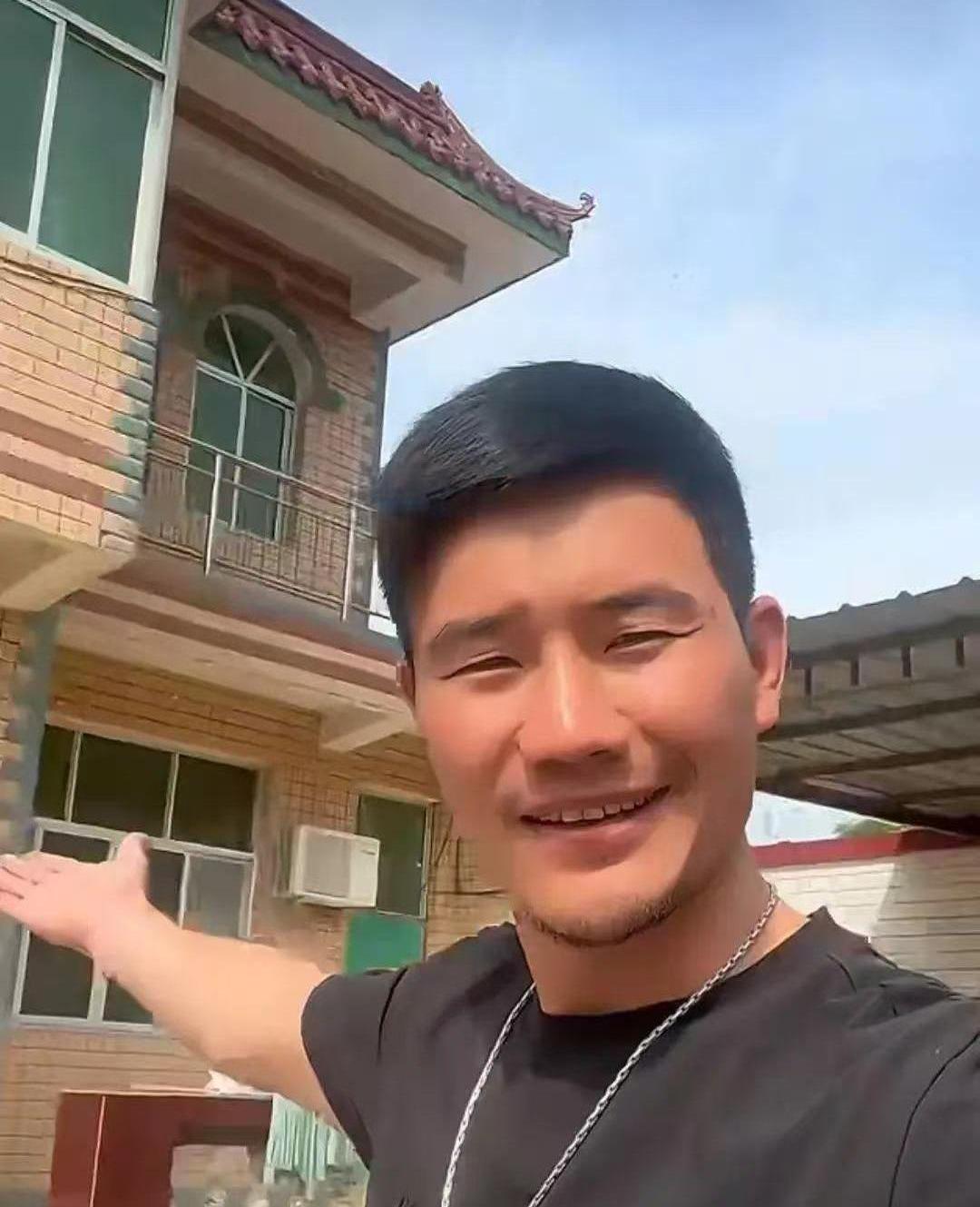 “嘎子哥”谢孟伟又在直播间哭了，说自己压力大，要养家。这话听着，总觉得哪里不对