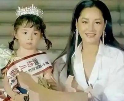 53岁的瞿颖，彻底打碎了所有人的“意难平”。她没嫁胡兵，没生孩子，却在清迈，给一