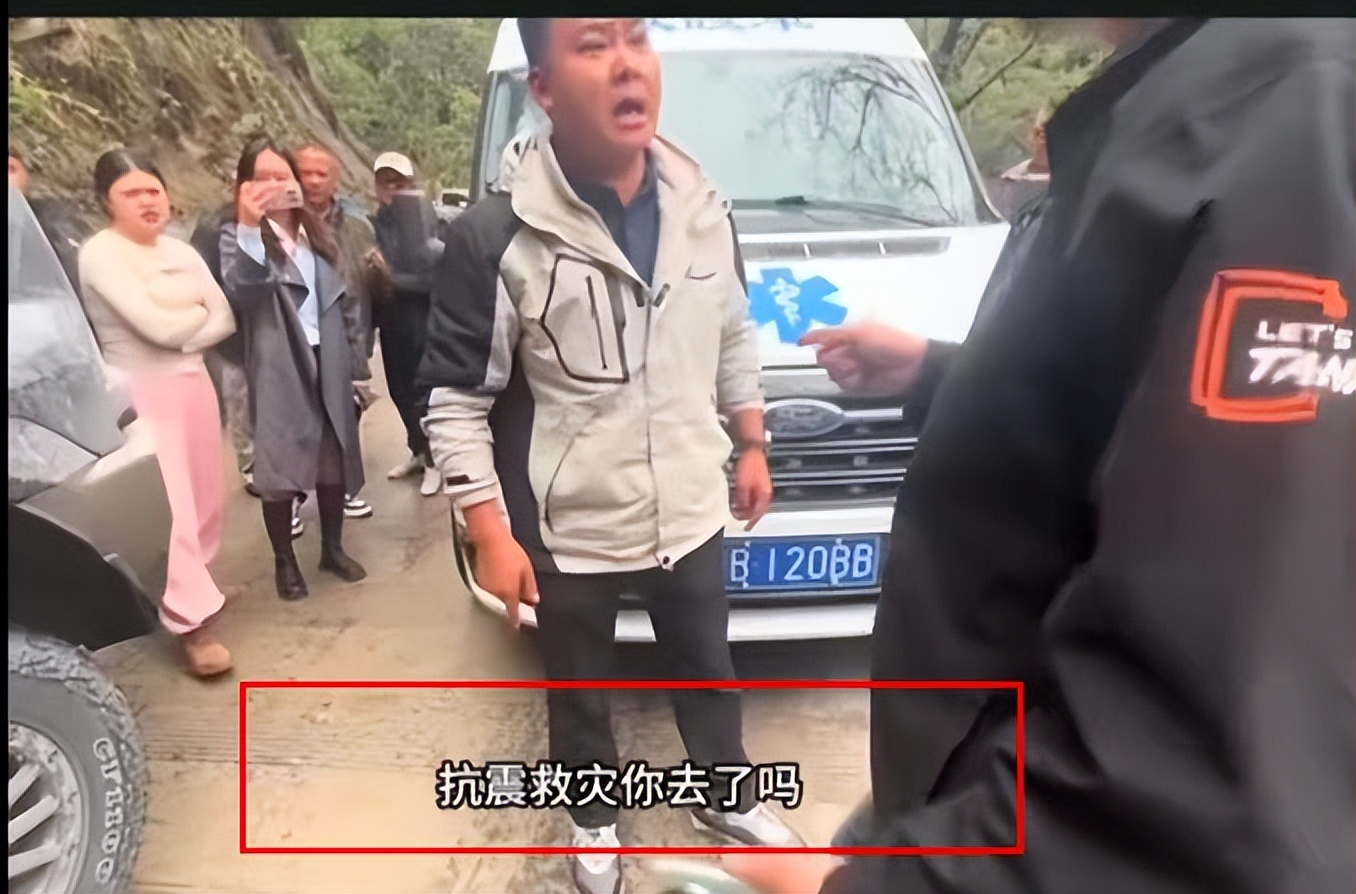 为旅游，开救护车拉警报开道后续：央媒怒批，司机被扒，知情人爆内幕