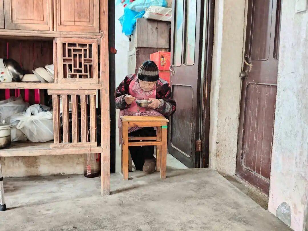 一天睡15小时、每顿啃猪蹄、每天喝酒，浙江102岁阿婆50多年没进过医院！家人：