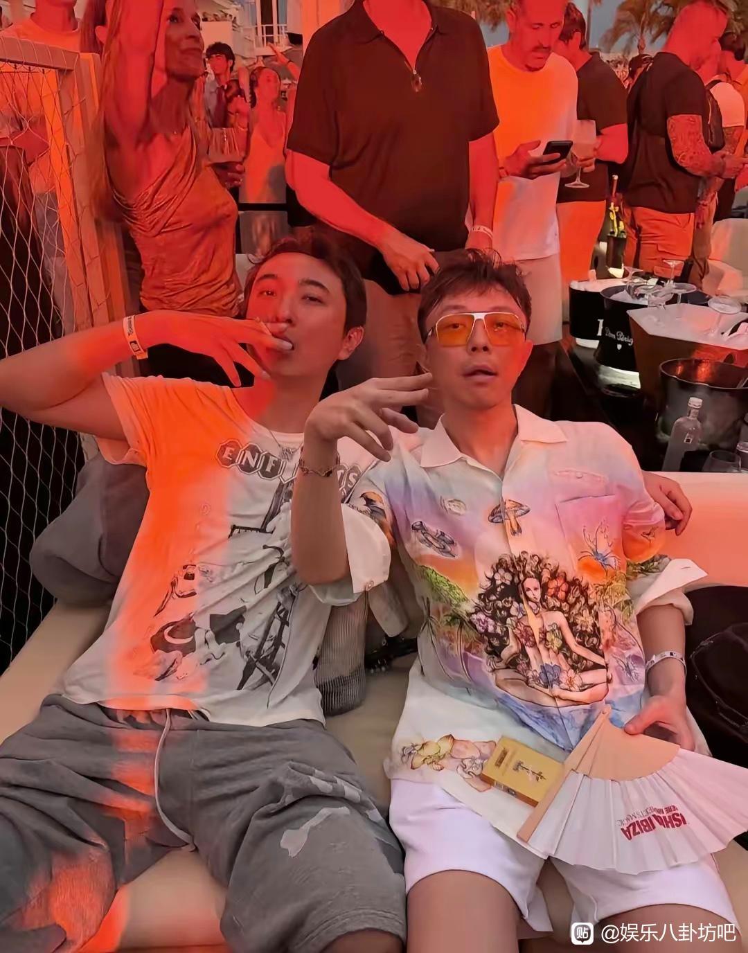有钱人的生活是我们无法想象的！王思聪和朋友在西班牙一间奢华酒店参加派对，他躺在沙