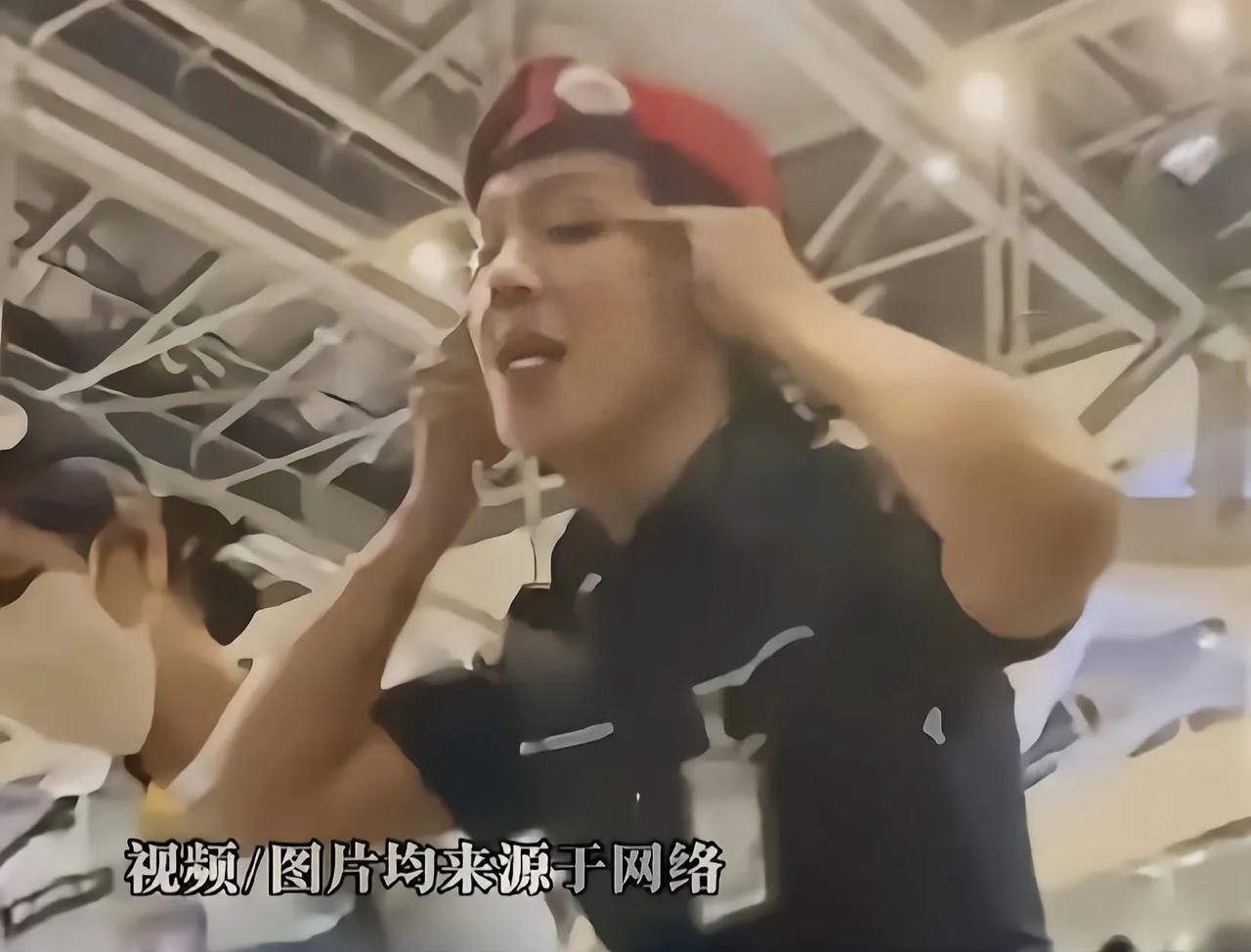 20多名中国旅客泰国机场办手续，被人拦下做出歧视的拉眼角动作前两天刷到条新闻，