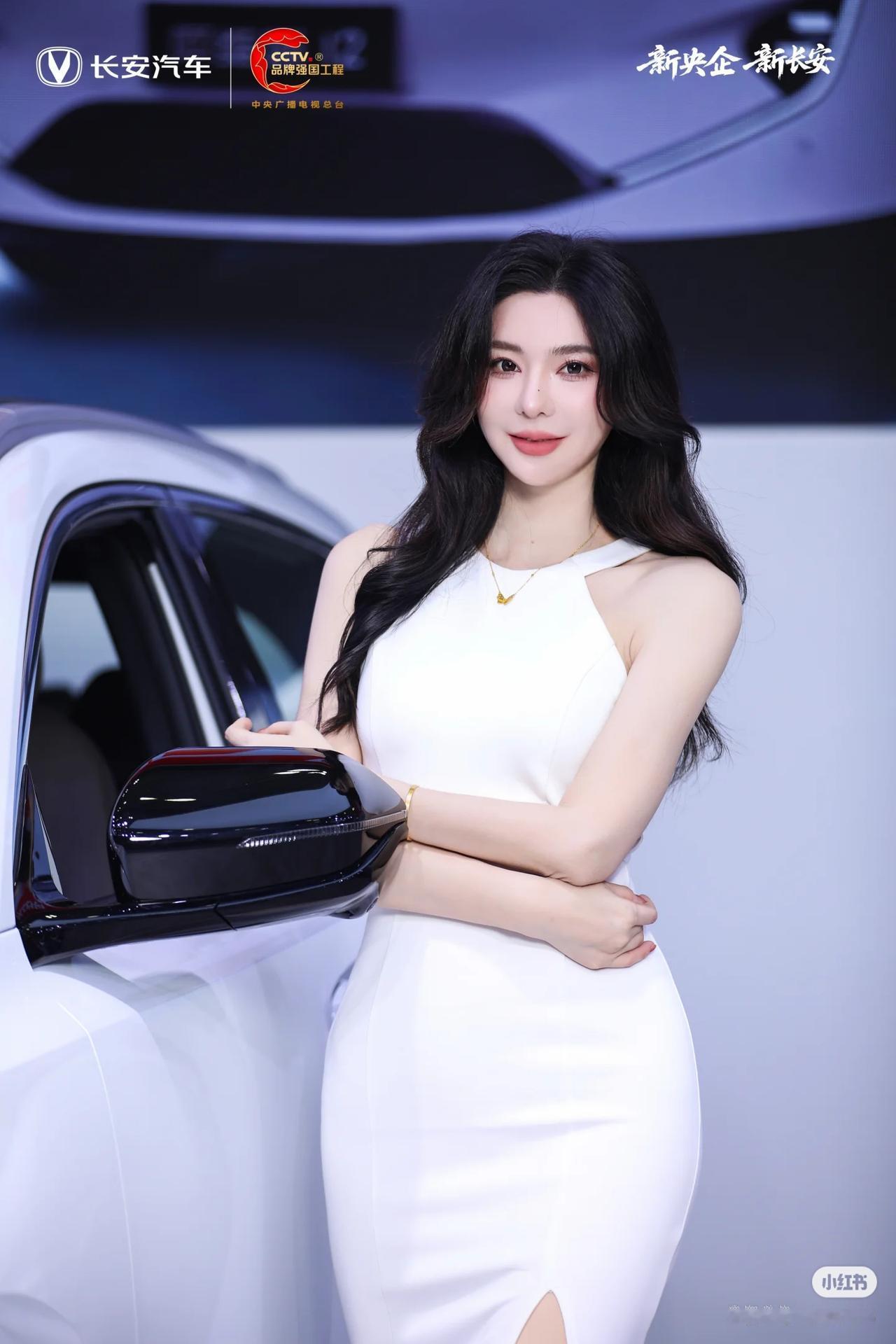 晒图笔记大赛美女车模穿搭写真