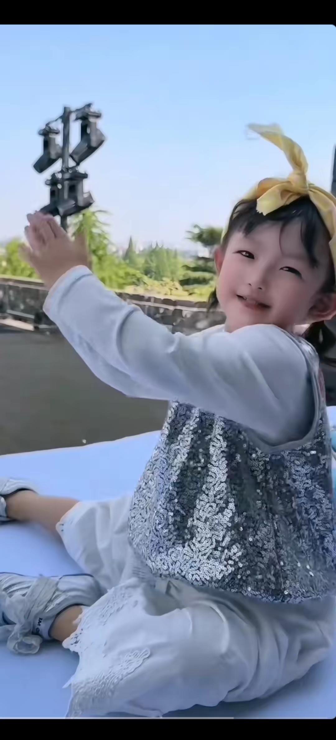 小小年纪气场直接封神！闪闪亮相中国国际时装周真的太让人惊喜了✨不得不说有些