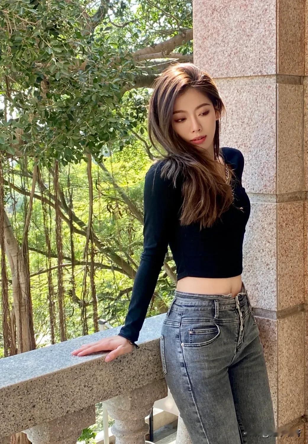 39岁美女性感女仔装美照性感女性穿着性感美女穿搭时尚性感少女