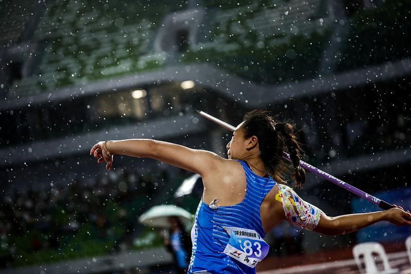 我最期待的田径项目，必须是女子标枪。16岁的周雨萁直接投出63.97米的成绩，