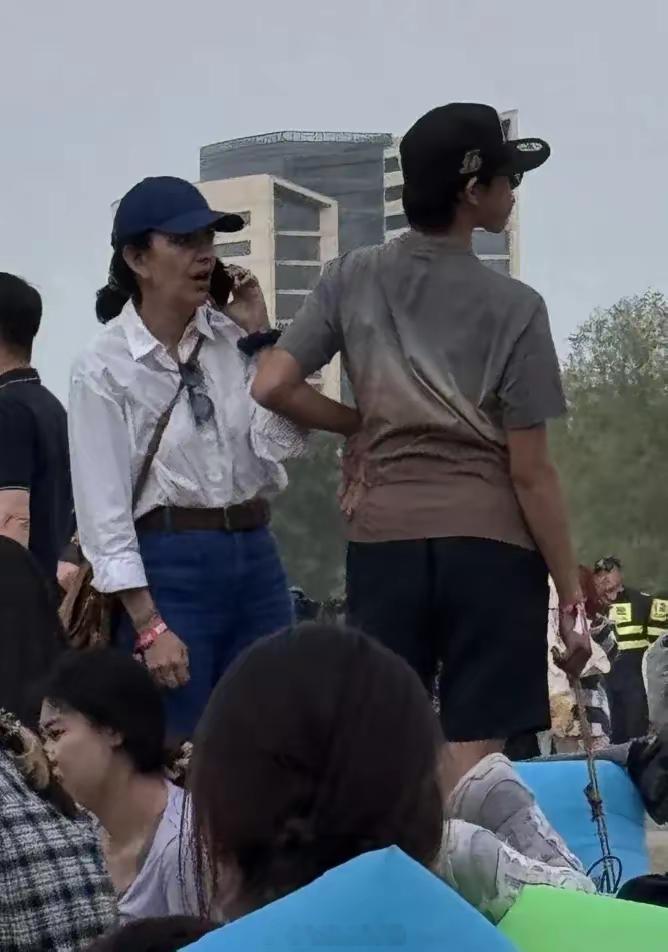 刘烨老婆安娜出游，和子女看音乐节，打扮低调，看起来苍老了好多！！！​​​