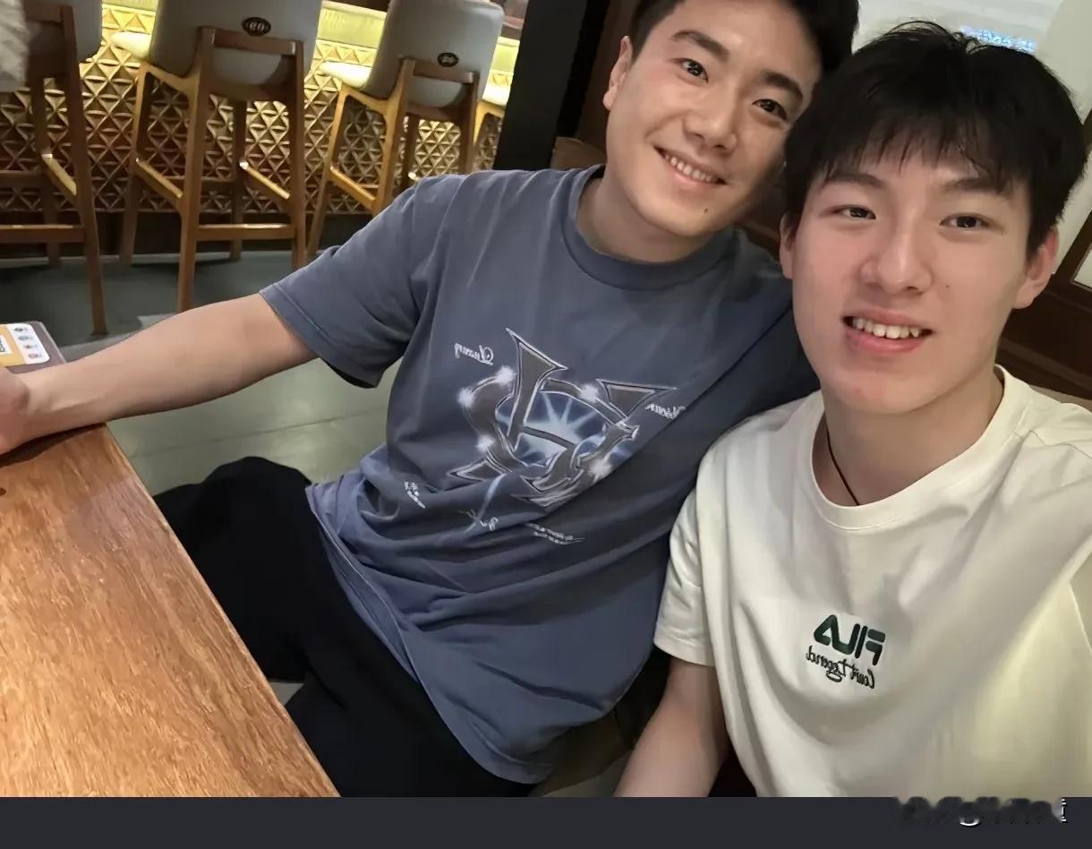 我把你放心上，你把我放网上！温瑞博录制唱歌声音，发给梁靖崑，估计也是觉得唱的不