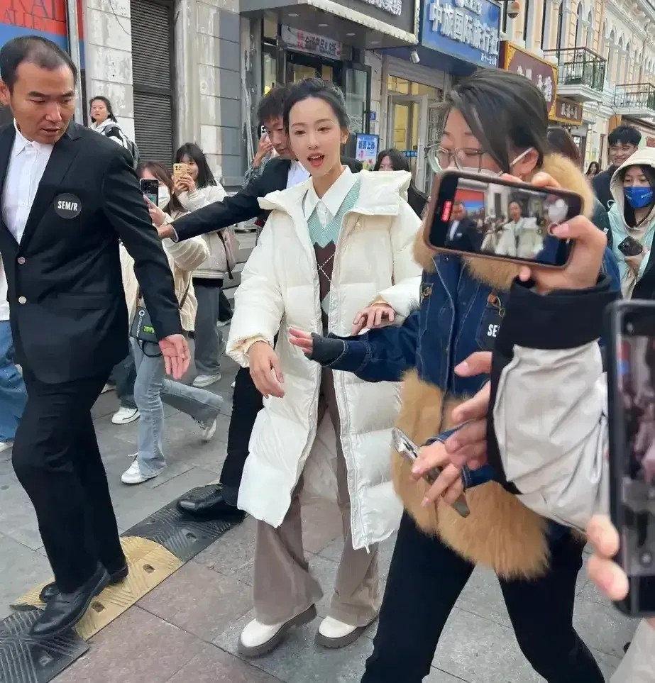 天呐，在街上遇到真人，发现比电视上好看多了