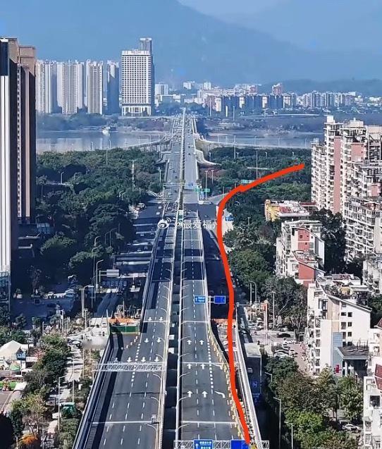 福州金山大道高架桥去三环路，要提前下匝道走辅路右转才能上三环路左、右两个方向（如