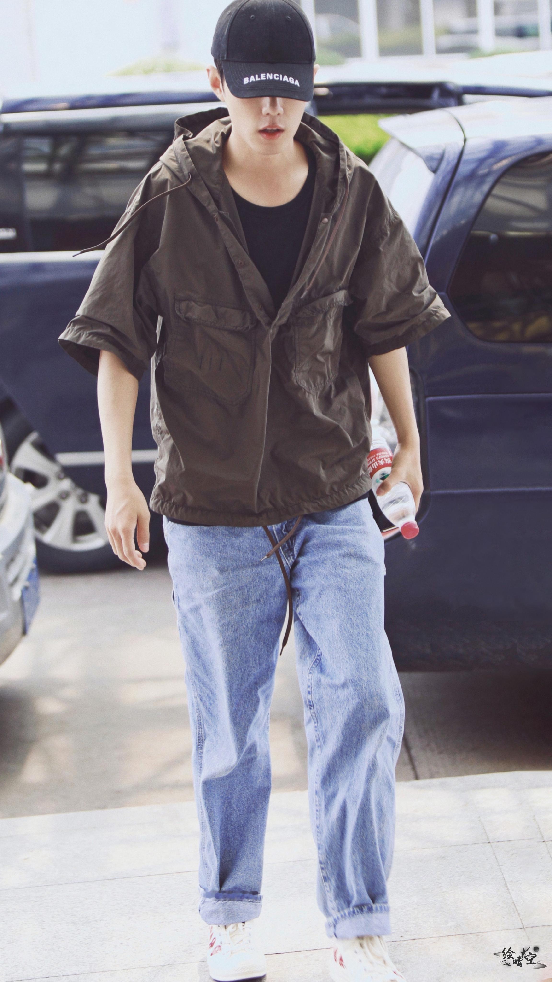 肖战我压力真的没有那么大私服达人，太会搭配了！行走的衣架子！肖战听到围观睡觉的反