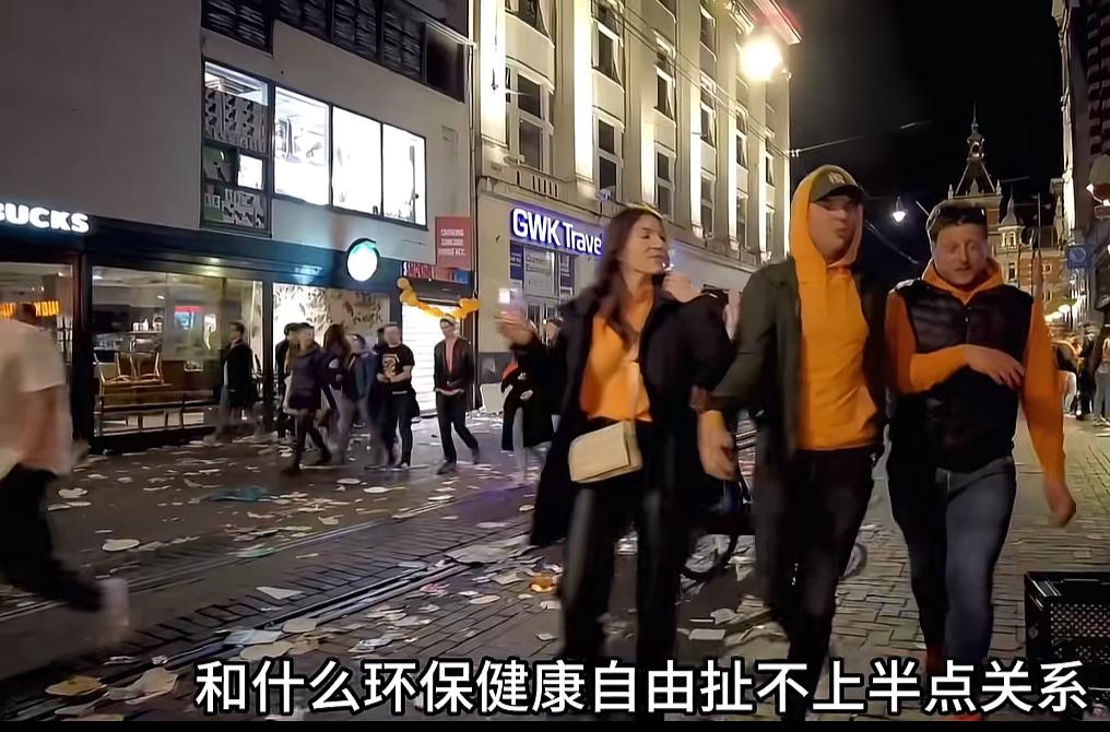 欧洲人喜欢骑自行车爱环保是某些移民中介编造的最大的谎言。荷兰这个国家人口1800