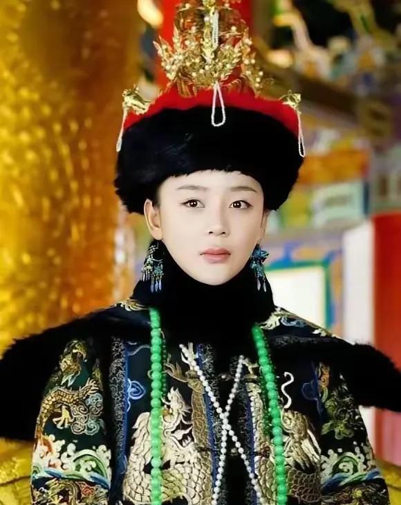孝庄13岁嫁给34岁亲姑父皇太极，这在现代看来不可思议。在当时，她只是家族政治联
