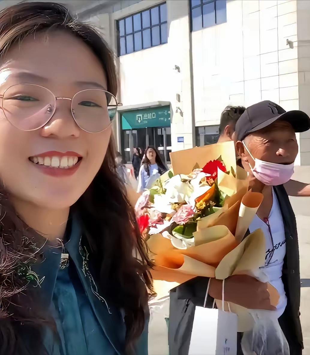 2018年，一山西姑娘，在北京地铁站为一陌生老人指路，并给了100多元现金。哪料