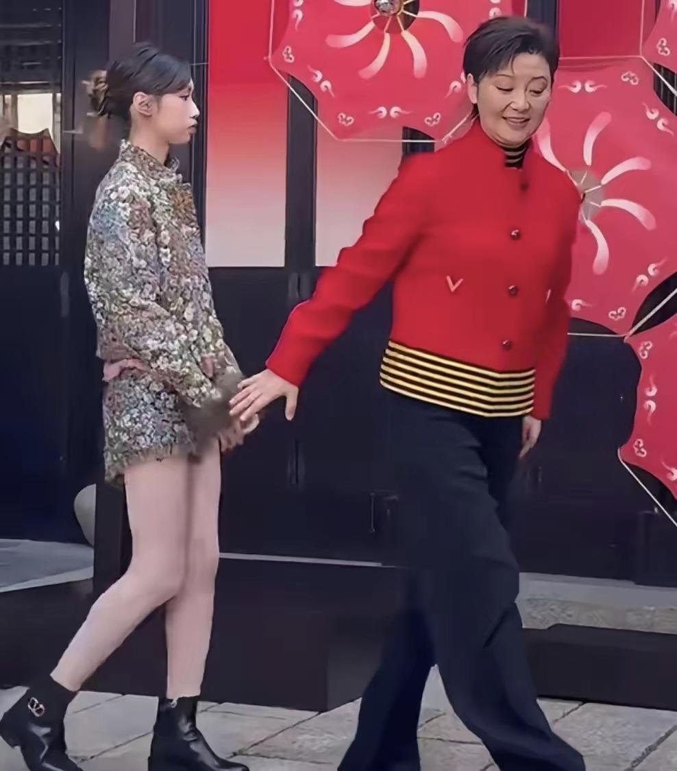 冯小刚徐帆养女近照曝光，而冯小刚徐帆这对娱乐圈“老夫老妻”，最近又因为养女徐朵登