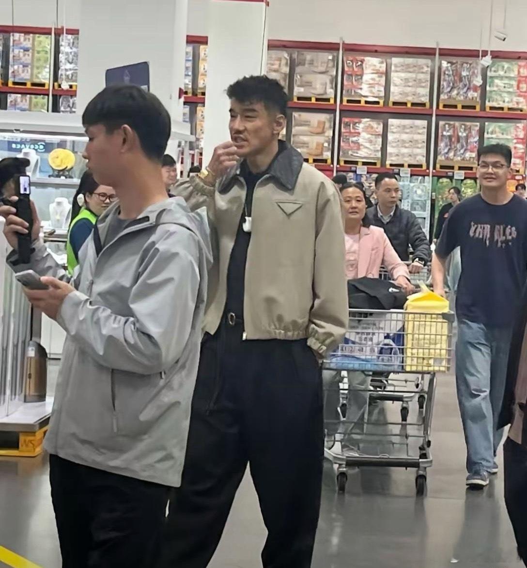山姆偶遇胡兵，本人看着好普通。